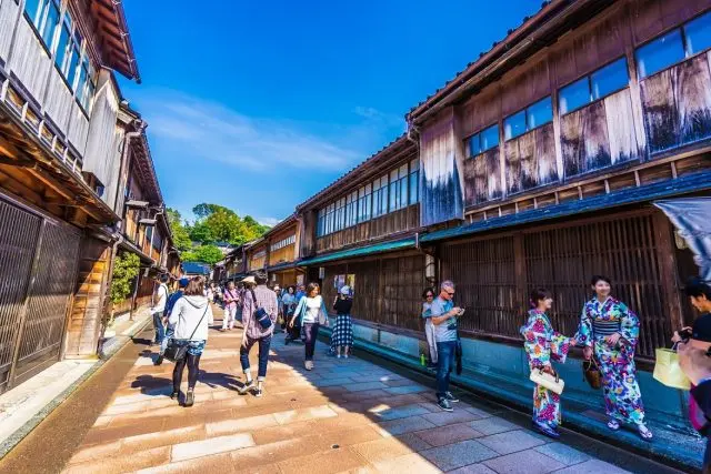Enjoy an authentic Japanese experience in Kanazawa. ~ Higashi tea house district and Kazuemachi tea house district~