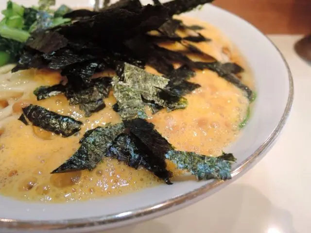 納豆是用生雞蛋攪拌過的