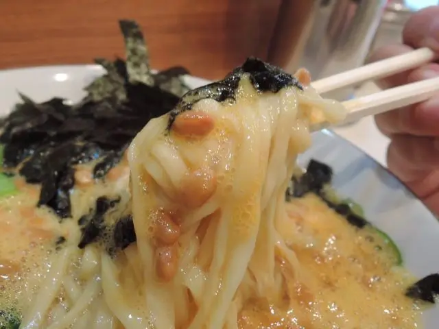 中粗麵，和納豆攪在一起出人意料的好吃！