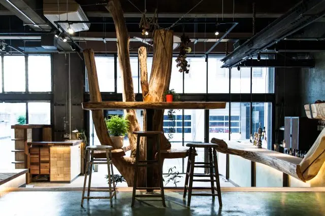 有許多不同類型的桌椅