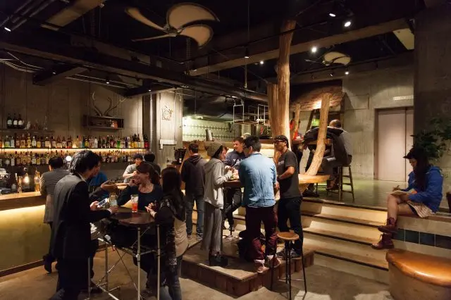 到了晚上從咖啡廳變身為時髦的酒吧