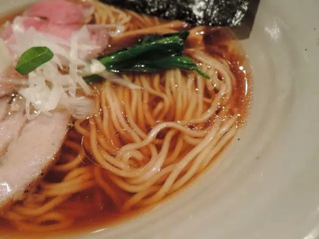 透明澄清的褐色湯汁