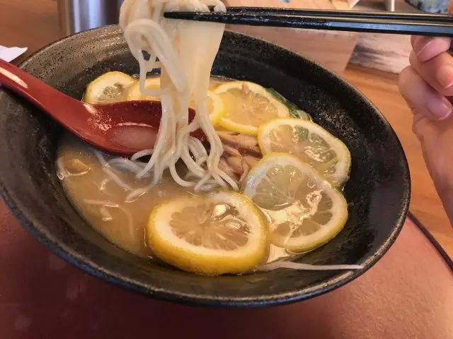 檸檬拉麵（880日圓）