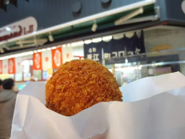 Ishikawa Prefecture – Walking and Eating at Omi-cho Market! ~Omi-cho’s Croquettes and Raw Oysters~