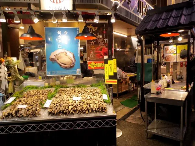 擺放則大量的生牡蠣