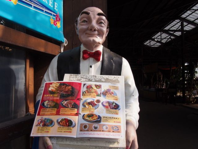 老爺爺的人像展示著菜單