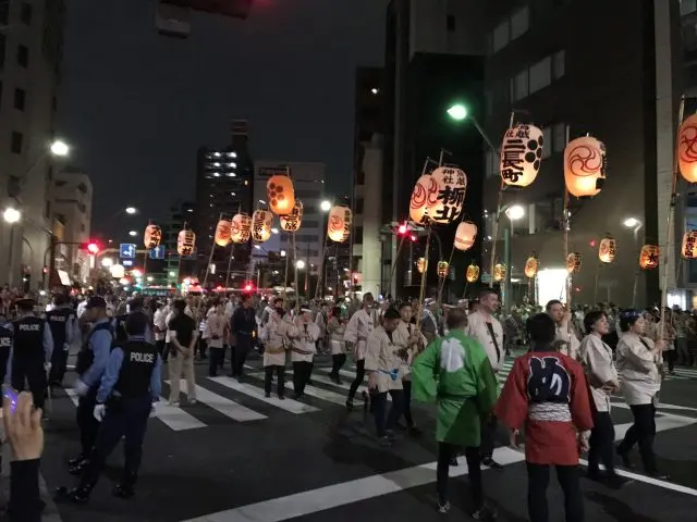 夜間在街巷舉行的「神輿渡御」遊行活動