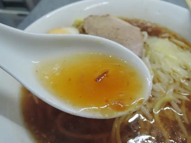 散發著油蔥焦香味道的醬油湯頭