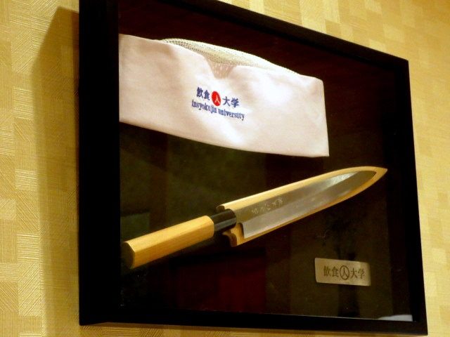 店內掛著「飲食人大學」的看板