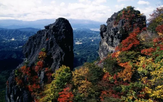 Viewing Fall Foliage in Fukushima: Ryozen Prefectural Natural Park that Offering Pleasant Experience of Climbing and Wonderful View of Fantastically Shaped Rocks and Hills Blanketed with Fall Foliage!