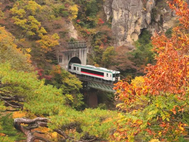 横架在鸣子峡溪谷之间的大深泽桥♪