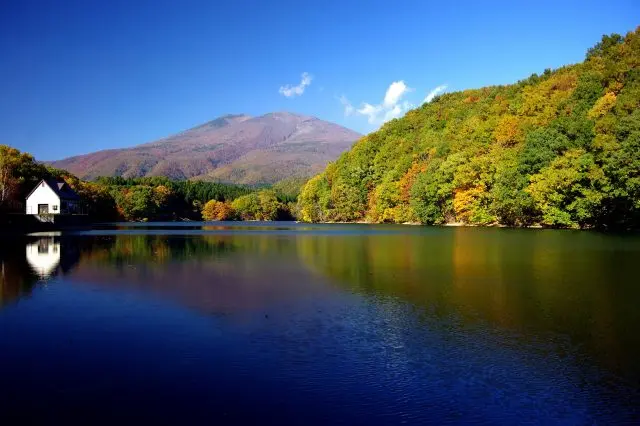 清澈的湖水，背景是南藏王名峰「不忘山」！