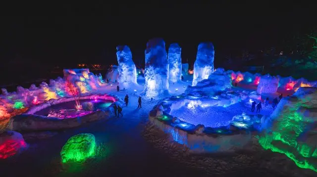 氷と光が生み出す幻想的な世界