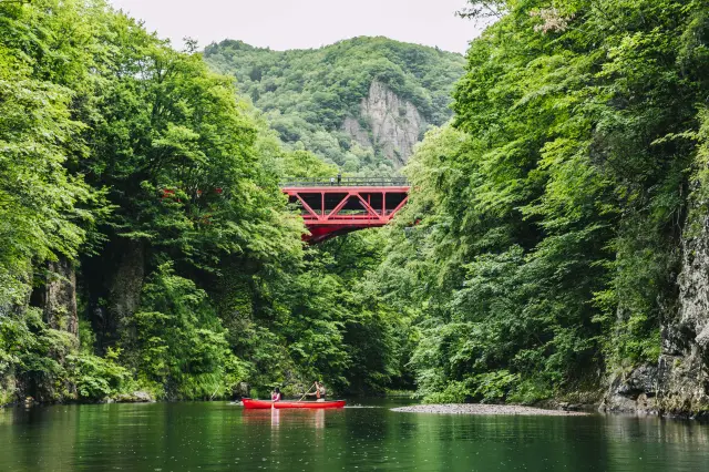 Savor canoeing and other water activities in Jozankei this summer.