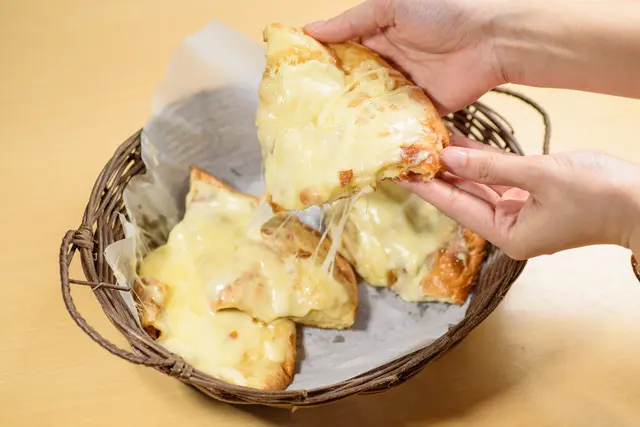 大きなナンはチーズ入りなど種類も豊富