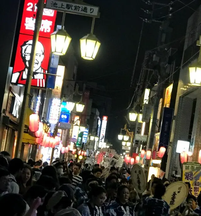 抬著萬燈向著本門寺進發的信徒們