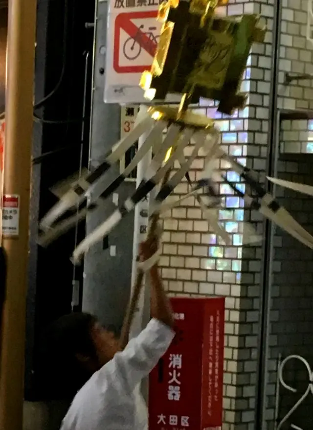 揮舞著「纏」的表演場面