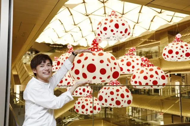 裝飾在大樓中央的藝術作品為草間彌生「南瓜」