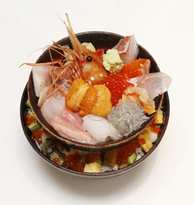 築地場外丼 3240日圓。丼飯配料以當日食材為主