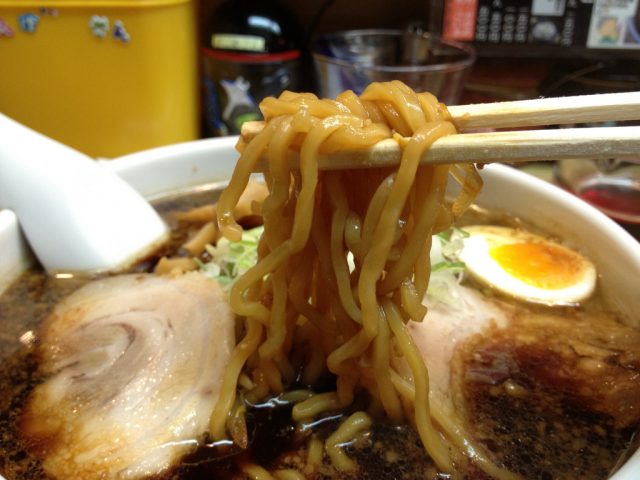 很會沾湯汁的捲曲粗麵條