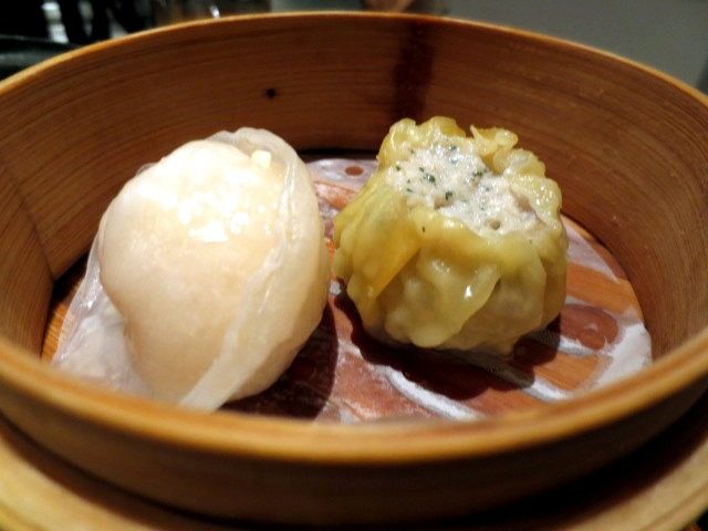 左：扇貝蝦蒸餃 / 右：雞肉大葉燒賣