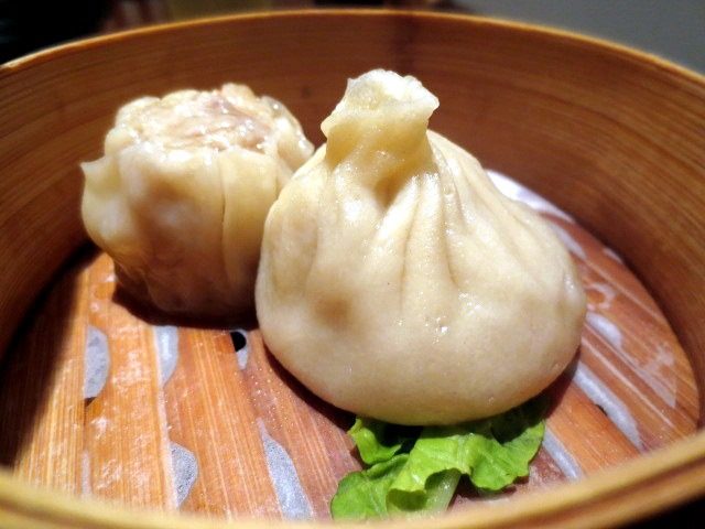 左：魚翅餃 / 右：灌湯小籠包