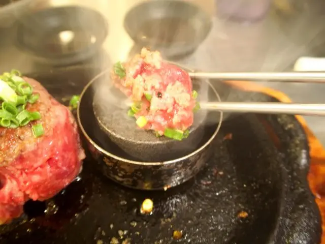 根據喜好的熟度自行燒烤