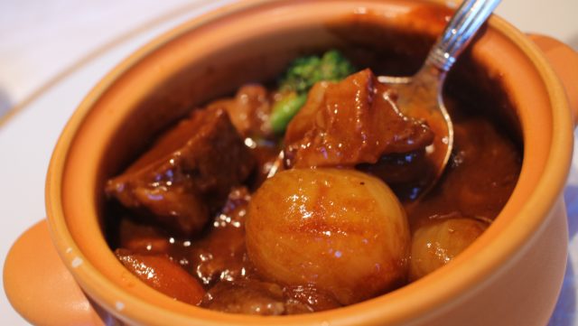 花4天時間熬煮的多蜜醬汁和牛肉