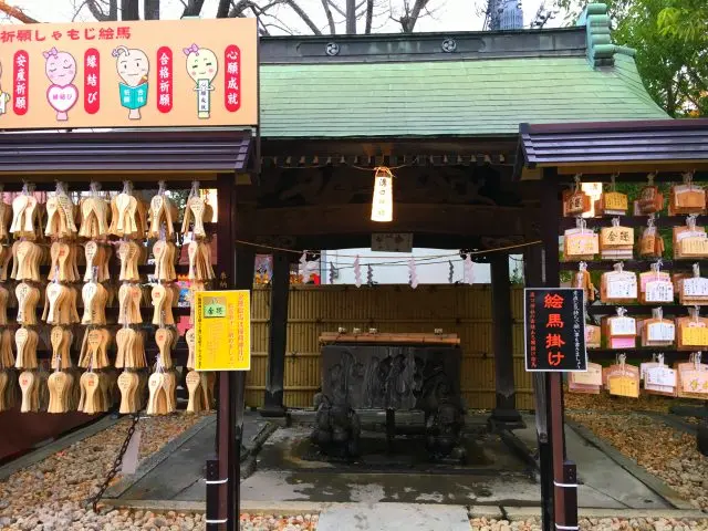 兩側掛滿了繪馬的手水舍