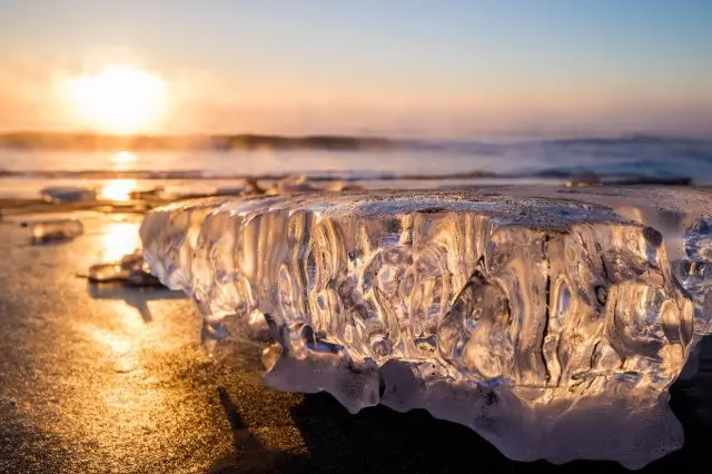 陽光照耀下光彩奪目的寶石冰