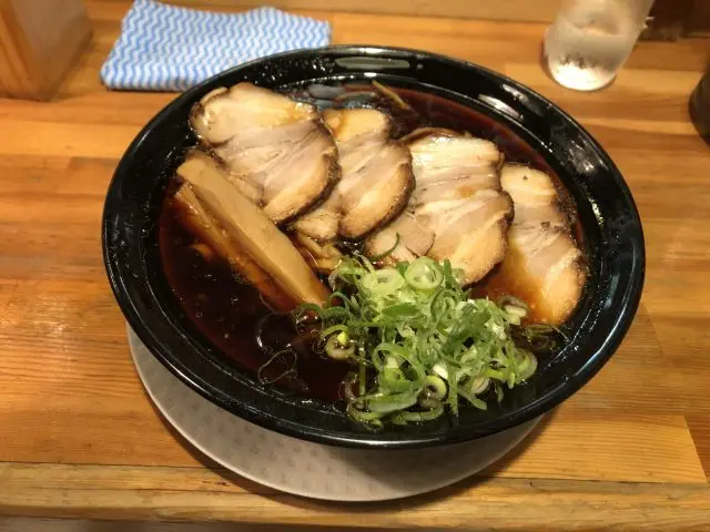 Enjoy Deep Red Shoyu Ramen at Osaka’s Prestigious Shoyu Ramen Restaurant, “Kinguemon”!