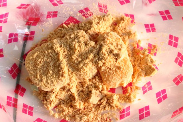 可以直接倒出來放於小塑膠袋上面享用。