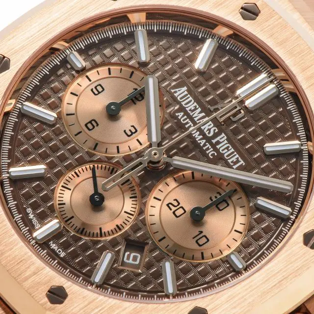 用「GRAND TAPESTRY」大格紋裝飾的棕色錶盤