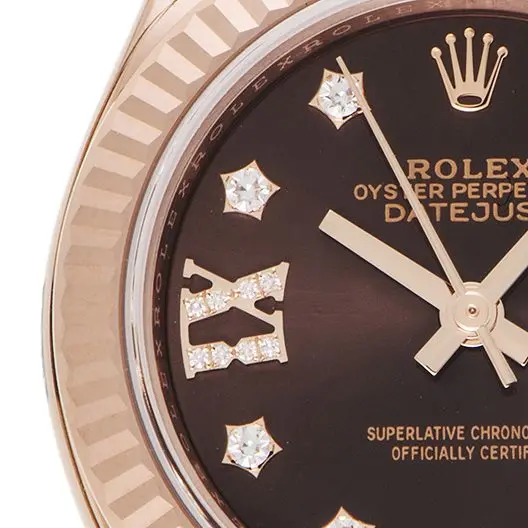 朱古力色的錶盤裡鑲嵌著熠熠生輝的鑽石！