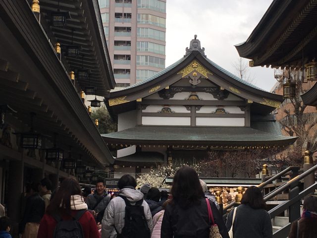 前來參拜和賞梅的人們