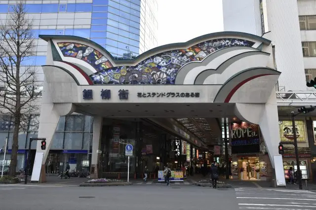 川崎銀柳街有約15公尺寬的彩色玻璃