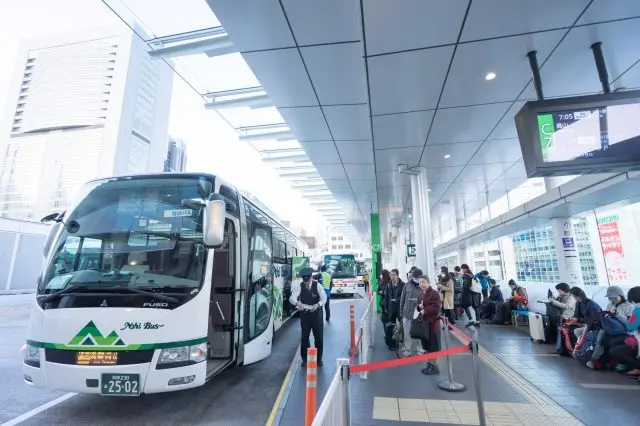 搭乘早上第一班巴士出發！