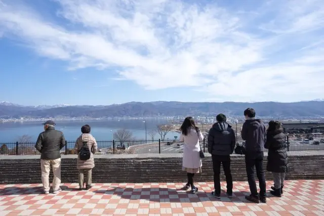 位於長野縣的諏訪湖高速公路休息站