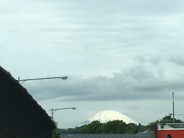 熠熠生輝的富士山