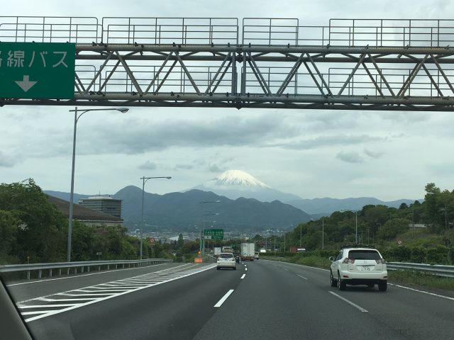 白雲間的冠雪富士