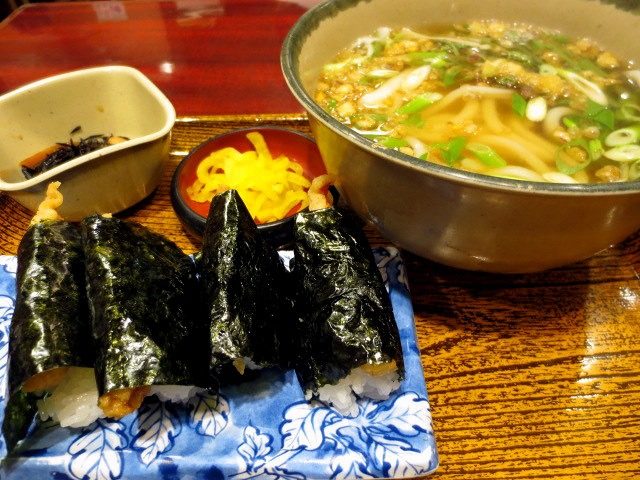 Tenmusu Set – 870 yen (Tenmutus 4pcs, Udon or Soba, 1 Daily Special Item, Pickles)