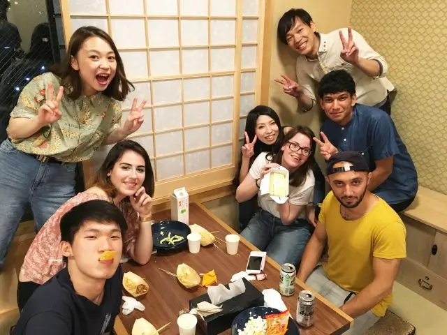 在客廳暢談的客人們