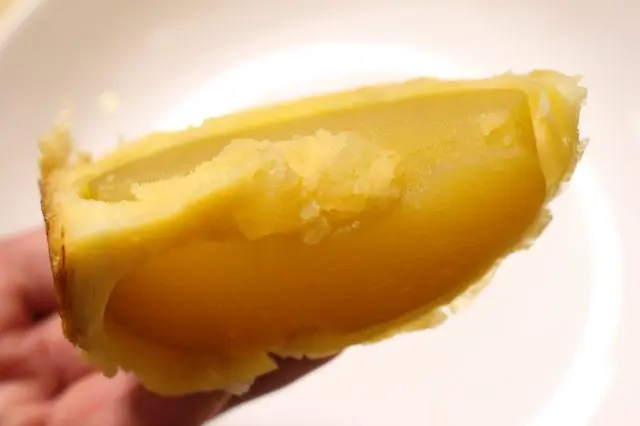 使用糖漿醃漬的蘋果