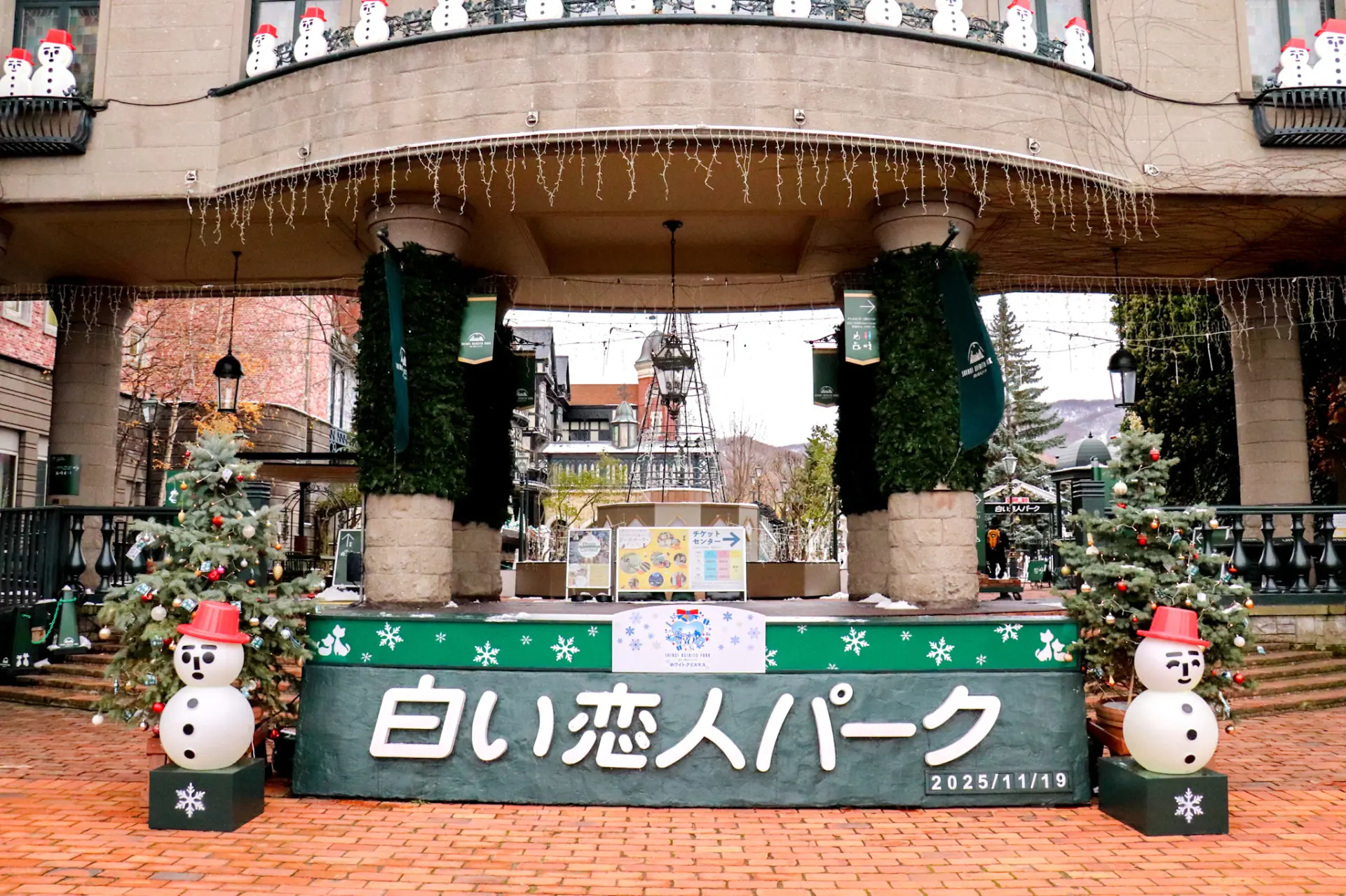 冬は雪だるまたちがお出迎えするエントランス