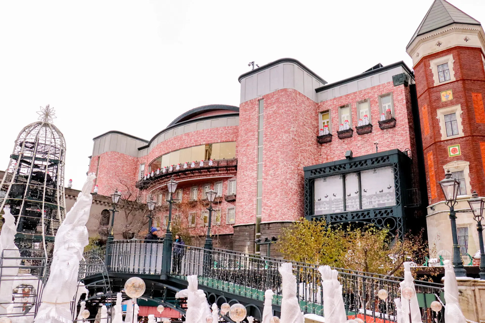 レンガ造りの建物では工場見学や体験などを行える