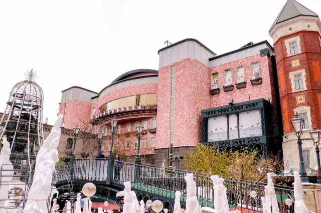 レンガ造りの建物では工場見学や体験などを行える