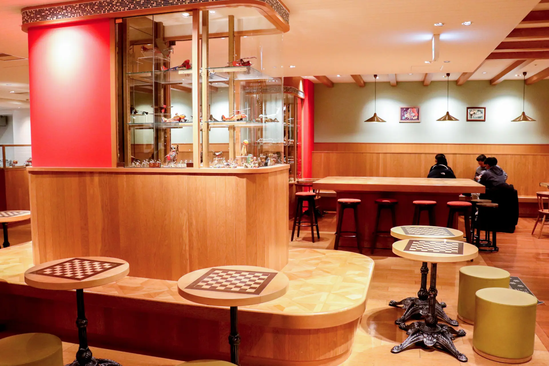 カフェ店内のブリキのおもちゃの展示も要チェック