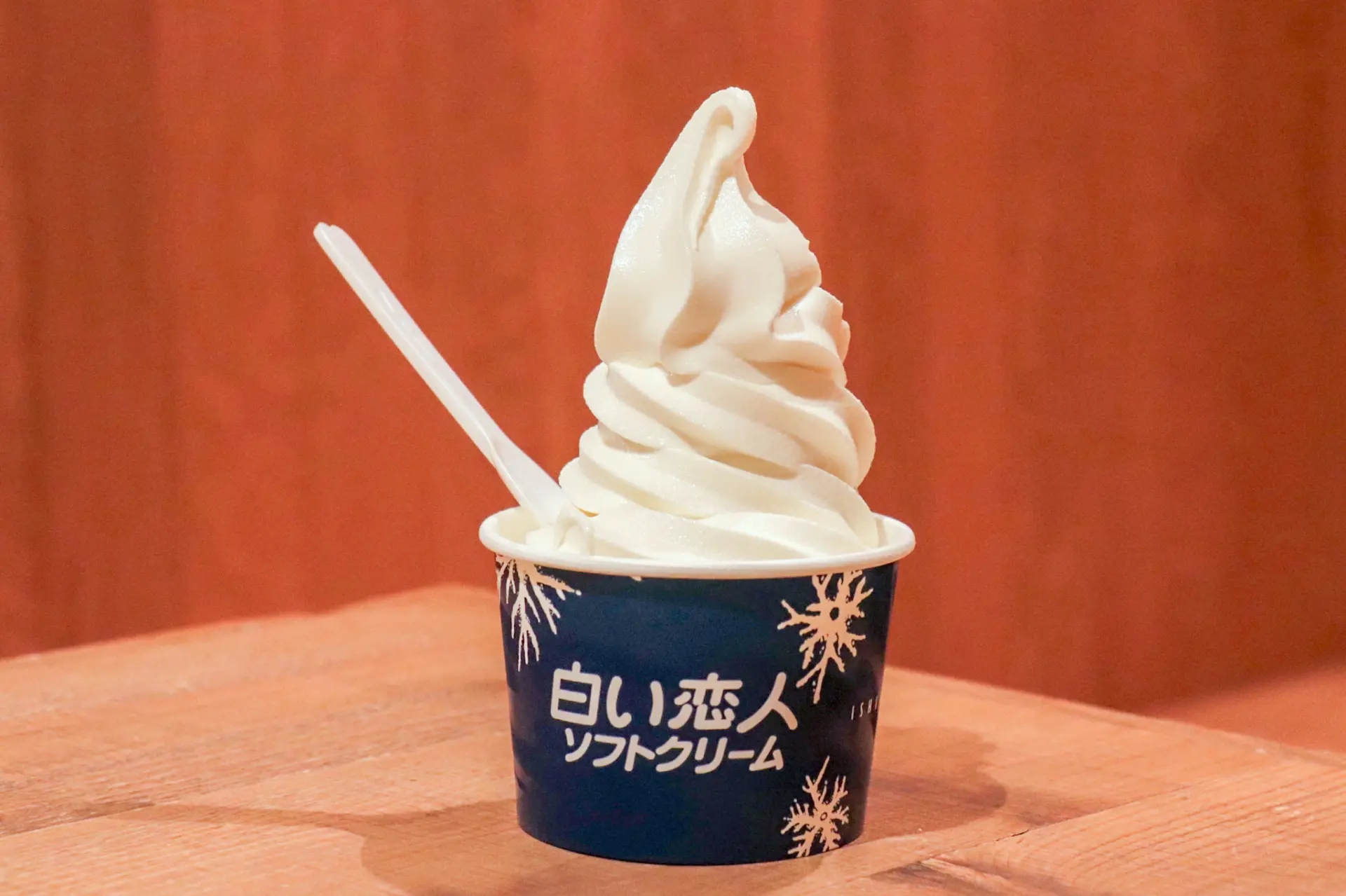 濃厚な甘さを堪能できる「白い恋人ソフトクリーム」