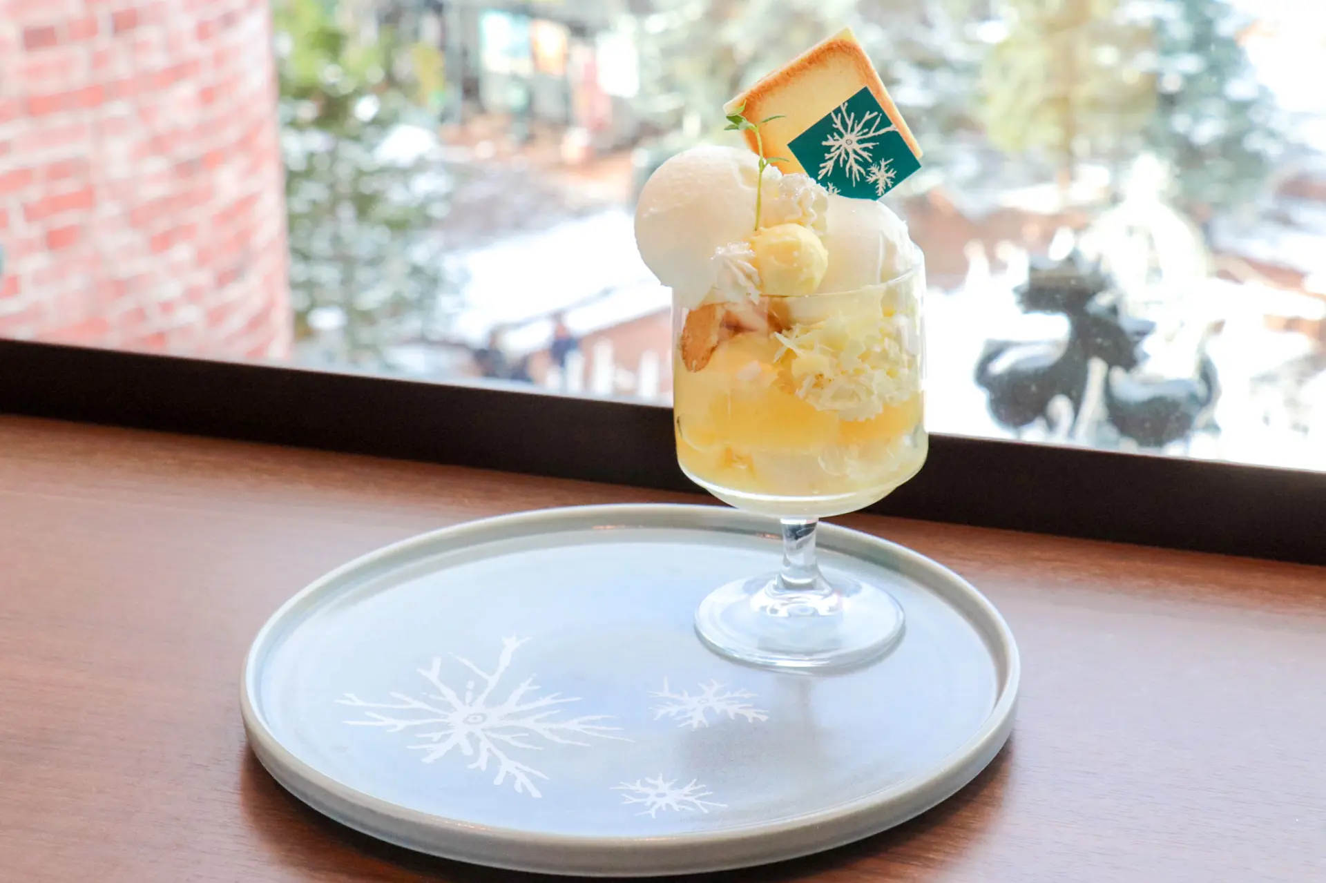 白い恋人やアイスを使ったここだけのパフェだ