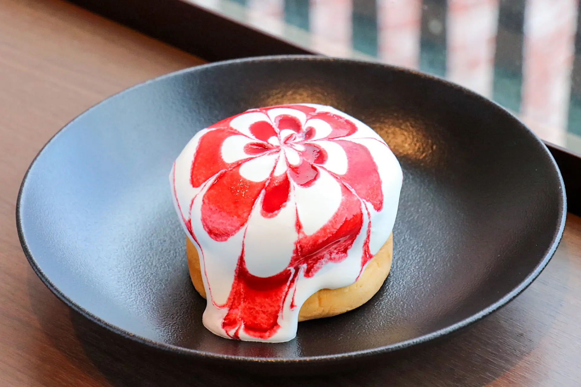 クリームが流れ出し艶やかな模様が登場！